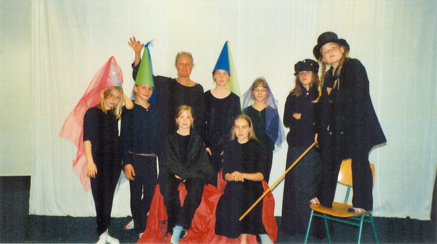 Standbild mit Balladensänger und Spielleiterin